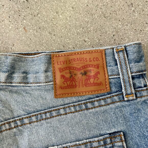 LEVI’S Women's High Rise Button Fly Raw Hem Jean Shorts - Picture 5 of 5